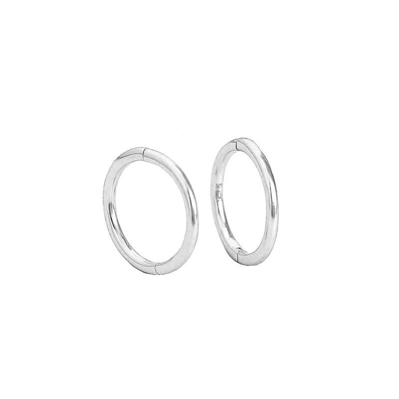 Billie Large creoler fra MerlePerle i blankt sterlingsølv med 14,5 mm diameter.
